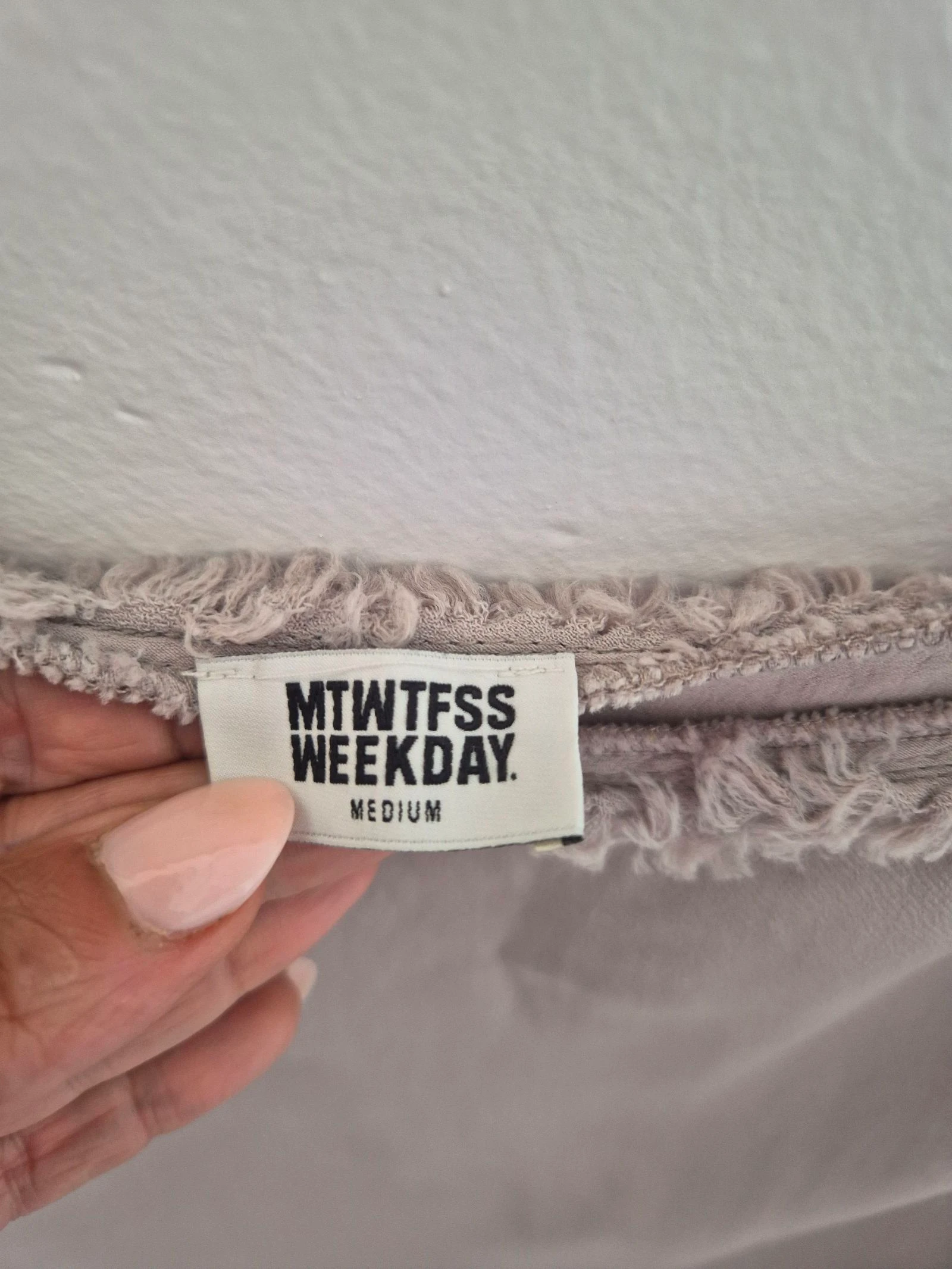 MTWTFSS WEEKDAY Top Beige con Borde Rafelado y Tirantes Finos – Talla M – photo 2